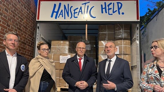 Hamburgs Bürgermeister Peter Tschentscher (SPD, M.) ist dabei, als eine Hilfslieferung von Hanseatic Help in die Ukraine vorbereitet wird. © NDR Foto: Kai Salander