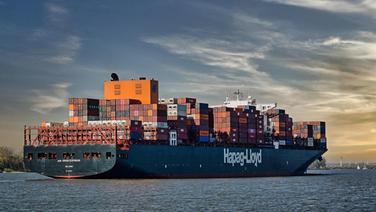 Ein Containerschiff der Reederei Hapag-Lloyd verlässt den Hamburger Hafen. © imageBROKER Foto: Ingeborg Knol