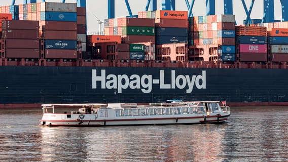 Das Hapag-Lloyd Containerschiff Osaka Express liegt zum Be- und Entladen am Terminal Altenwerder. © dpa Foto: Markus Scholz