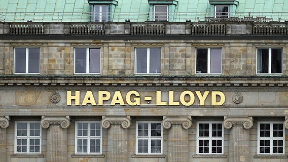 Der Hauptsitz der Reederei Hapag-Lloyd am Hamburger Ballindamm. © dpa Foto: Kay Nietfeld
