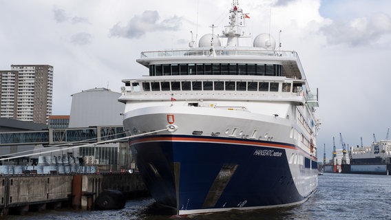Das Kreuzfahrtschiff Hanseatic nature (Hapag-Lloyd Cruises) liegt im Cruise Center Altona in Hamburg. © picture alliance / dpa Themendienst Foto: Andrea Warnecke