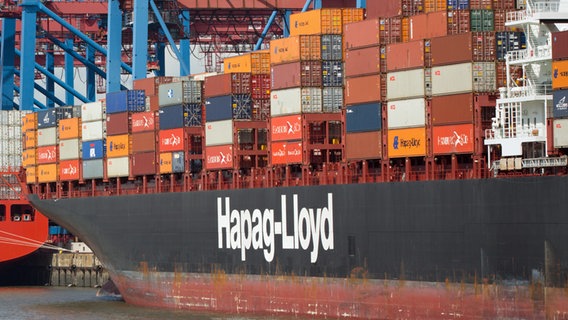 Ein Containerschiff der Reederei Hapag-Lloyd liegt am Terminal Burchardkai in Hamburg. © picture alliance / dpa Foto: Christian Charisius