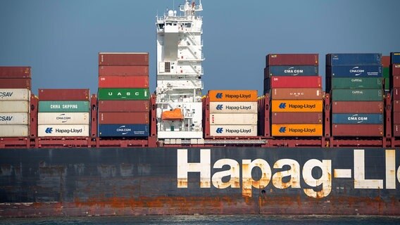 Das Containerfrachtschiff "Al Manamah" der Reederei Hapag-Lloyd. © picture alliance / Jochen Tack Foto: Jochen Tack