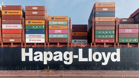 Der Schriftzug "Hapag-Lloyd" steht an der Bordwand eines Containerschiffs der gleichnamigen Reederei. © pictura alliance / dpa Foto: Markus Scholz