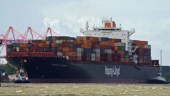 Das Containerschiff "Prague Express" der Reederei Hapag-Lloyd im Hamburger Hafen. © picture alliance / dpa Foto: Marcus Brandt