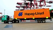 Ein Container der Reederei Hapag-Lloyd auf einem Lkw. (Symbolfoto) © picture alliance / dpa Foto: Stringer