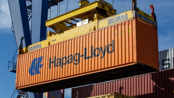 Ein Container der Hamburger Reederei Hapag-Lloyd. © picture alliance / CHROMORANGE Foto: Udo Herrmann