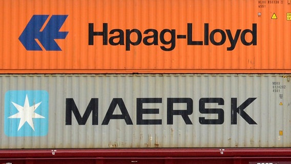 Container mit den Schriftzügen "Hapag-Lloyd" und "Maersk" sind auf einem Frachter übereinenadergestapelt. © picture alliance Foto: Winfried Rothermel