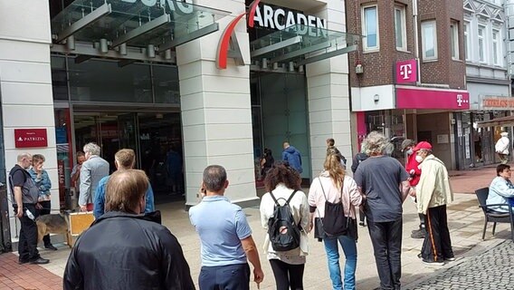 Menschen stehen vor dem Center Arcaden in Harburg. © NDR Foto: Screenshot