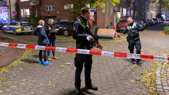 Nach einer Schießerei in Hamburg-Harburg sichern Polizeibeamte den Tatort. © picture alliance/dpa Foto: Jonas Walzberg