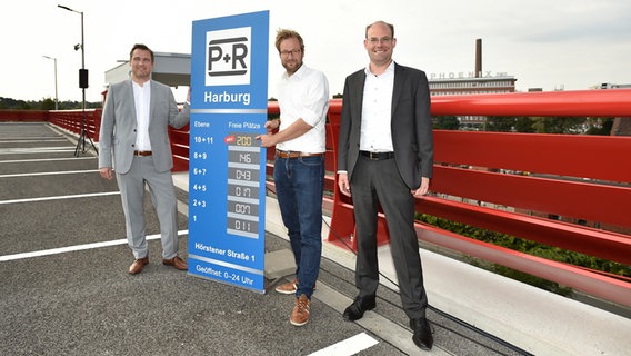 Hamburgs Verkehrssenator Anjes Tjarks (Mitte) mit Adrian Andres (li) und Jan Krampe (re) bei der Vorstellung neuer Park+Ride-Parkplätze in Hamburg-Harburg © Hamburger Hochbahn AG 