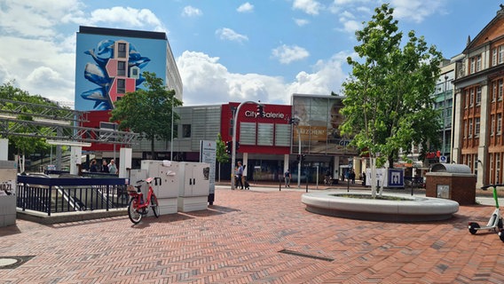 Der umgestaltete Herbert-und-Greta-Wehner-Platz in Hamburg-Harburg. © NDR Foto: Karolin Weiß