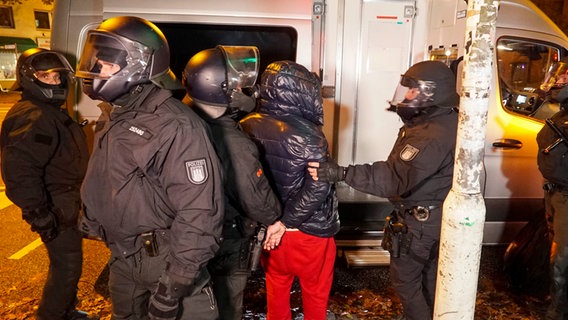 Nach Ausschreitungen am Halloween-Abend: Polizisten nehmen in Hamburg-Harburg einen Randalierer fest. © picture alliance 