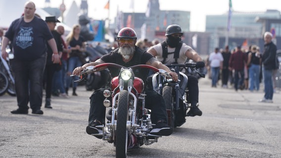 Biker 2023 fahren auf dem Veranstaltungsgelände der Harley Days in Hamburg. © picture alliance/dpa Foto: Marcus Brandt