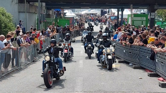 Die Abschlussparade bei den Harley Days in Hamburg. © NDR Foto: Karsten Sekund