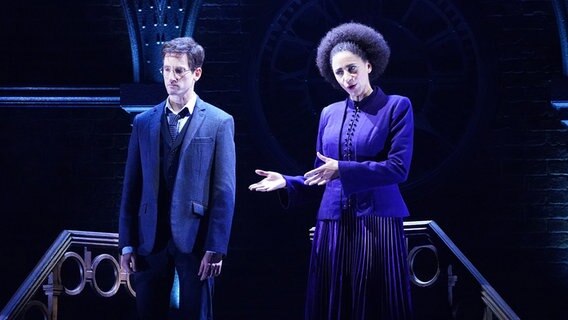Schauspieler Markus Schöttl als Harry Potter und Schauspielerin Jillian Anthony als Hermine Granger spielen eine Szene aus "Harry Potter und das verwunschene Kind" auf der Bühne im Mehr! Theater. © picture alliance/dpa Foto: Marcus Brandt