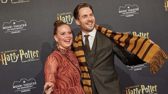 Alexander Klaws und seine Frau Nadja kommen zum Theaterstück "Harry Potter und das verwunschene Kind" im Mehr! Theater am Großmarkt. © picture alliance/dpa Foto: Georg Wendt
