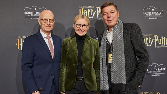 Peter Tschentscher (SPD), seine Frau Eva-Maria und Maik Klokow, Produzent, gehen zum Theaterstück "Harry Potter und das verwunschene Kind". © picture alliance/dpa Foto: Georg Wendt