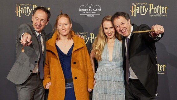Gerrit (l) und Frederik Braun und ihre Frauen kommen zum Theaterstück "Harry Potter und das verwunschene Kind". © picture alliance/dpa Foto: Georg Wendt