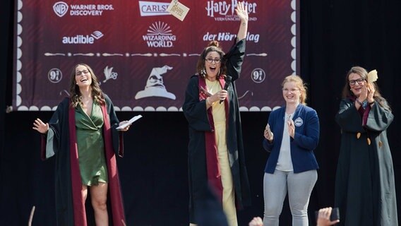 Harry Potter feierte das 25-jährige Jubiläum mit einem Weltrekordversuch auf dem Rathausmarkt. © picture alliance/dpa Foto: Georg Wendt