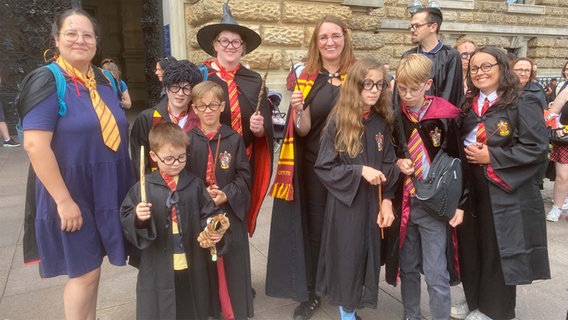 Als Harry Potter verkleidete Menschen bei einem Rekordversuch. © NDR Foto: Anna Rüter