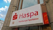 Logo und Werbetafel der Hamburger Sparkasse- Haspa- in der Hansestadt Hamburg. © picture alliance / Winfried Rothermel | Winfried Rothermel Foto: Winfried Rothermel