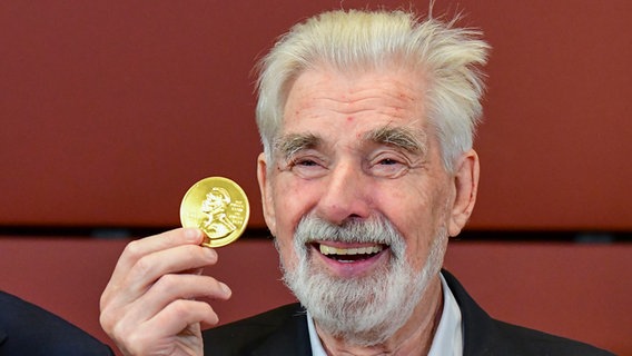 Nobelpreisträger Klaus Hasselmann präsentiert seine Medaille. © Tobias Schwarz 