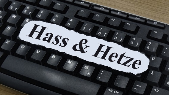 Die Worte Hass und Hetze liegen ausgedruckt auf einer Computertastatur. © ZB Foto: Sascha Steinach