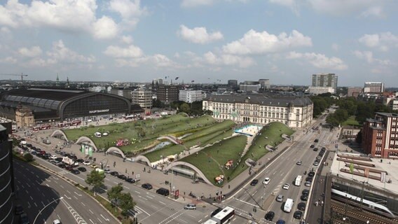 Die südlichen Gleise des Hauptbahnhofs könnten von einem wellenförmigen Park überbaut werden. © REICHWALDSCHULTZ.de / bloomimages.de 