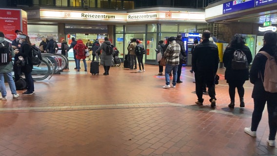 Menschen stehen in der Schlange vor dem Reisezentrum am Hamburger Hauptbahnhof. © NDR 