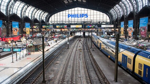 Leere Gleise sind im Hamburger Hauptbahnhof zu sehen. © picture alliance / dpa Foto: Daniel Bockwoldt