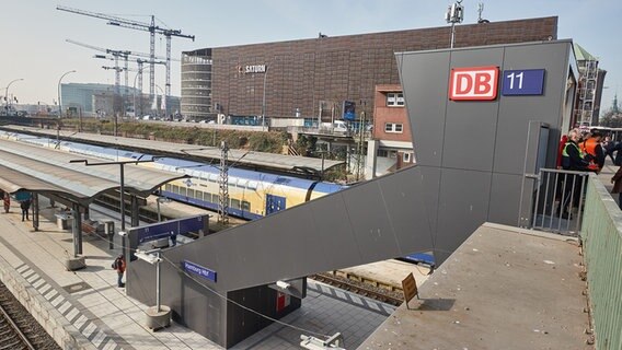 Ein neuer Zugang zu einem Bahnsteig am Hamburger Hauptbahnhof. © picture alliance/dpa Foto: Georg Wendt