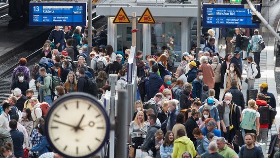Zahlreiche Reisende stehen auf dem Bahnsteig am Gleis 13 und 14 am Hamburger Hauptbahnhof. © picture alliance/dpa Foto: Georg Wendt