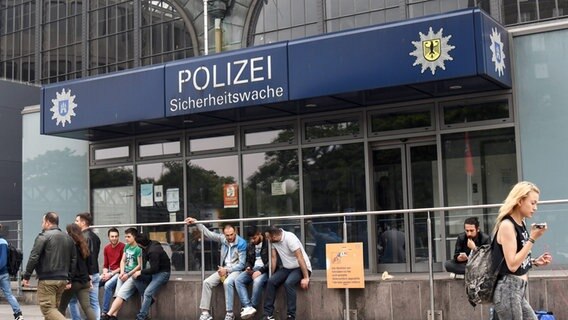 Die Polizeiwache am Hamburger Hauptbahnhof. © picture alliance / Winfried Rothermel Foto: Winfried Rothermel