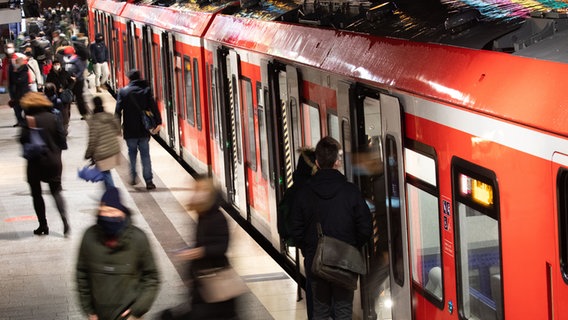 Fahrgäste auf einem S-Bahn-Gleis am Hamburger Hauptbahnhof. © picture alliance/dpa | Christian Charisius 