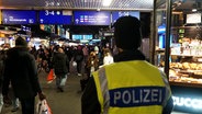 Ein Polizist auf Streife am Hamburger Hauptbahnhof. © picture alliance 