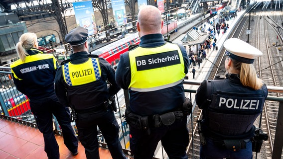 Eine Streife von Hochbahn-Wache, Polizei, DB Sicherheit und der Bundespolizei steht im Hauptbahnhof © Daniel Bockwoldt/dpa 