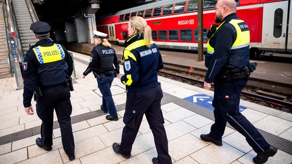 Eine Streife von Hochbahn-Wache, Polizei, DB-Sicherheit und der Bundespolizei steht im Hauptbahnhof. © picture alliance/dpa Foto: Daniel Bockwoldt