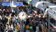 Nach einem Warnstreik bei der Bahn herrscht am Hamburger Hauptbahnhof viel Betrieb. © picture alliance/dpa/Bodo Marks Foto: Bodo Marks
