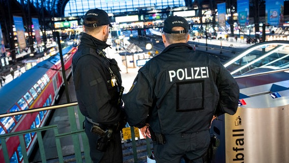 Einsatzkräfte der Bundespolizei am Hamburger Hauptbahnhof. © picture alliance/dpa | Daniel Bockwoldt 