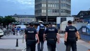 Polizisten laufen auf dem Vorplatz des Hamburger Hauptbahnhofs. © NDR 
