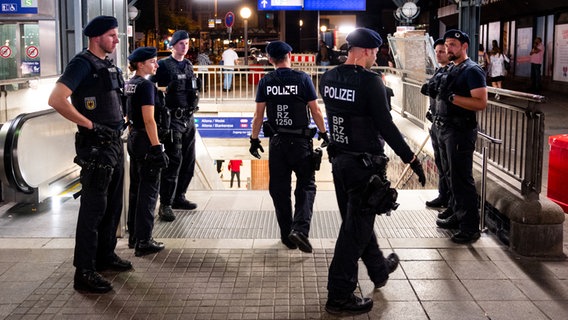 Bundespolizisten und -polizistinnen stehen am Hamburger Hauptbahnhof. © dpa Foto: Daniel Bockwoldt