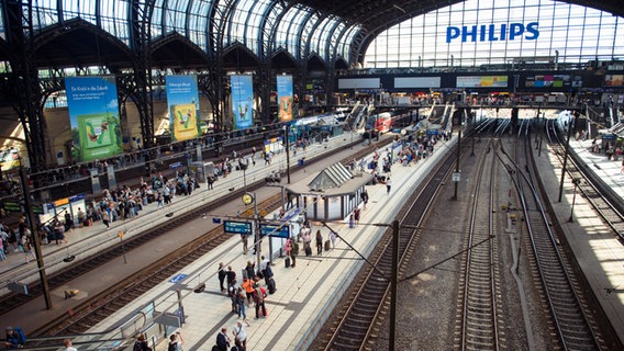 Hamburg: Einige Gleise am Hamburger Hauptbahnhof sind zeitweise leer während diverser Zugausfälle und Verspätungen aufgrund von mutmaßlichen Brandanschlägen auf die Infrastruktur der Deutschen Bahn. © dpa Foto: Gregor Fischer