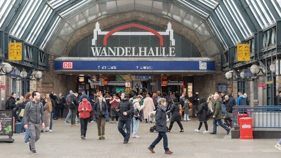 Der Schriftzug "Wandelhalle" ist über dem westlichen Haupteingang des Hauptbahnhofs Hamburg angebracht. © picture alliance/dpa | Markus Scholz Foto: Markus Scholz