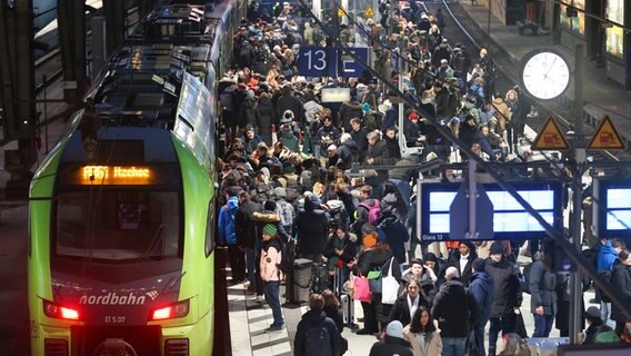 Viele Fahrgäste an einen Bahnsteig am Hamburger Hauptbahnhof kurz vor Beginn eines Warnstreiks. © Bodo Marks/dpa 