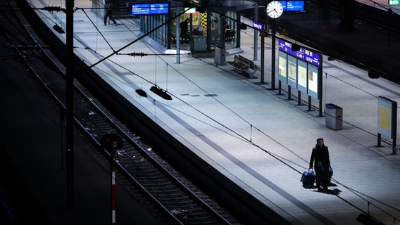 Nahezu menschenleer sind die Bahnsteige im Hamburger Hauptbahnhof während eines Streiks der Lokführergewerkschaft GDL. © picture alliance / dpa Foto: Christian Charisius