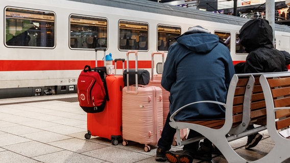 Reisende am Hamburger Hauptbahnhof. © Markus Scholz/dpa 