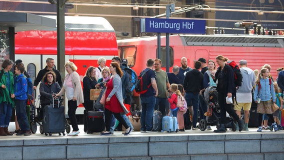 Reisende am Hamburger Hauptbahnhof. (Symbolfoto) © picture alliance / pressefoto_korb Foto: Micha Korb
