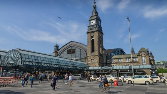 Taxis stehen vor dem Hamburger Hauptbahnhof beim Hachmannplatz. © picture alliance Foto: Joko