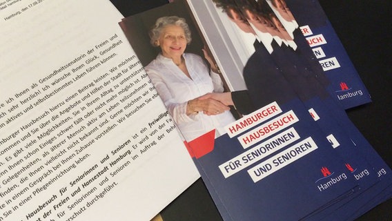 Eine Broschüre wirbt für Hamburger Hausbesuche für Seniorinnen und Senioren. © NDR Foto: Jörn Straehler-Pohl
